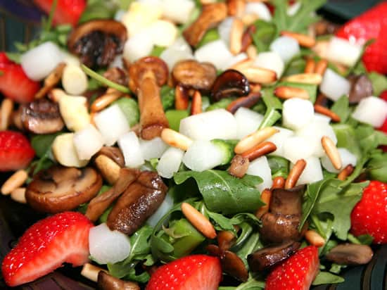 Salade van asperges en aardbeien met champignons